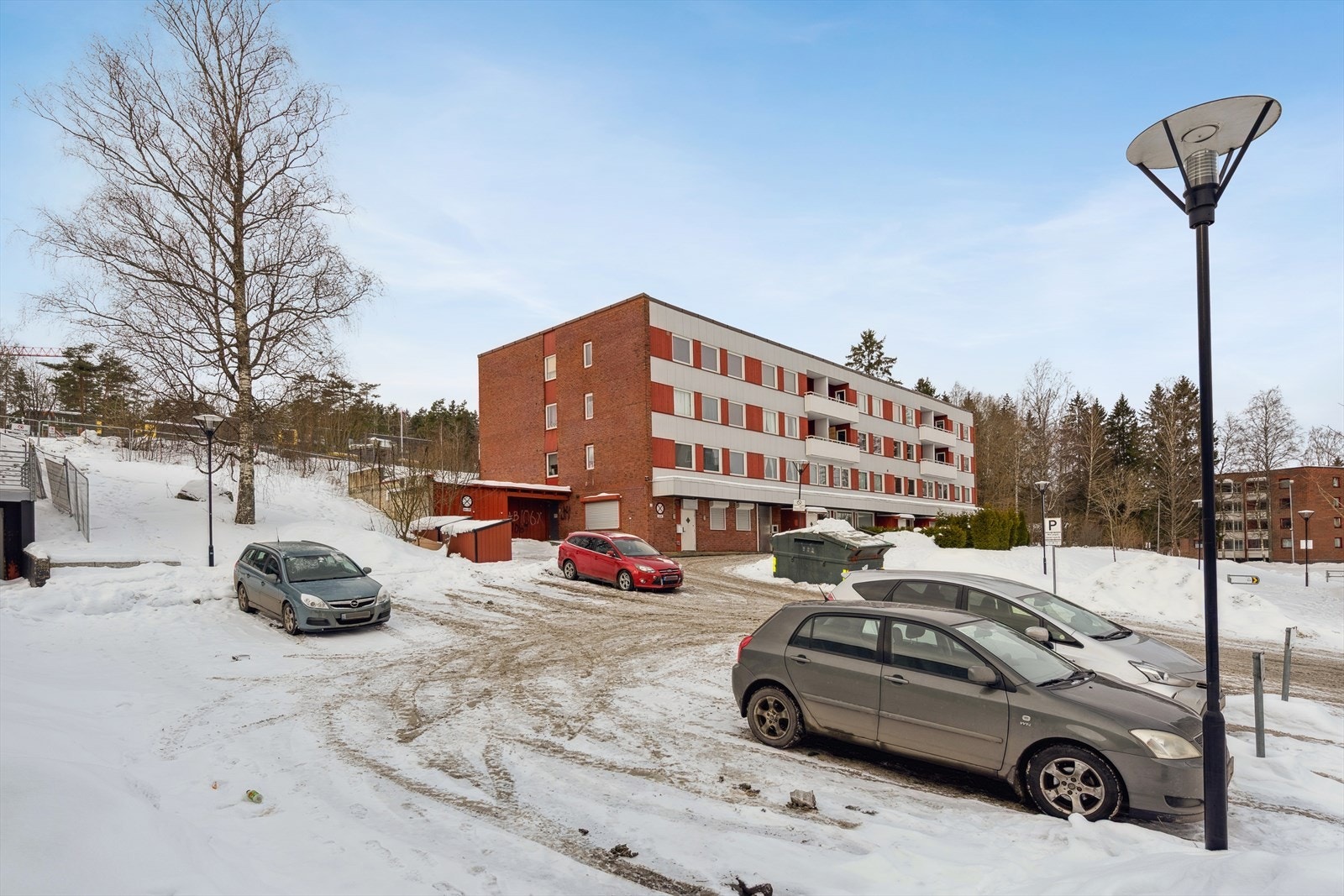 Leiligheten har bruksrett på parkeringsplass på naboeiendommen. Galleribilde