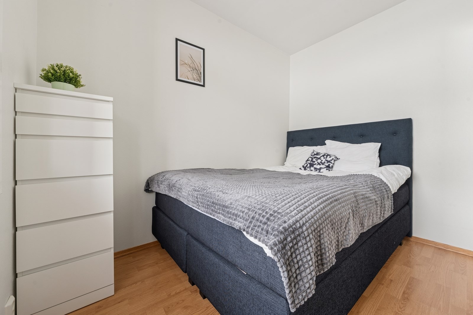 Romslig soverom med god plass til dobbeltseng. Galleribilde