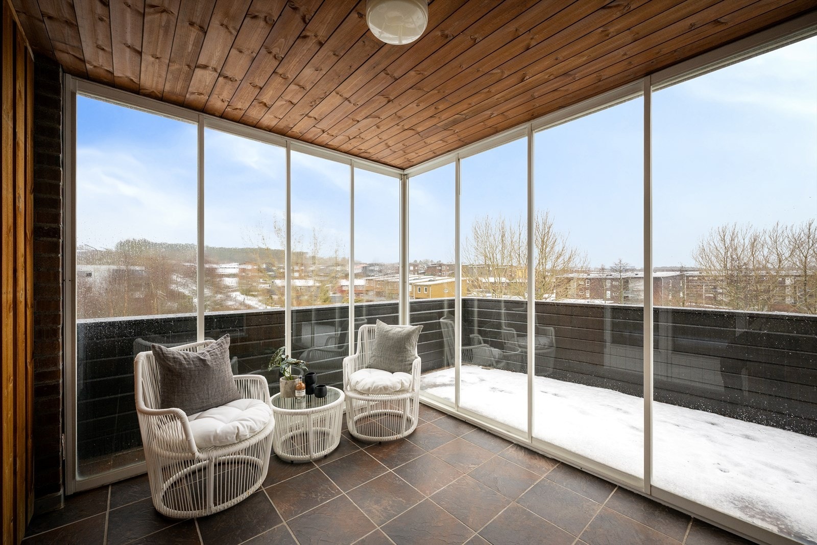 Innglasset balkong ( 9 kvm) med fin og fri utsikt. Videre utgang til balkong på 11 kvm Galleribilde