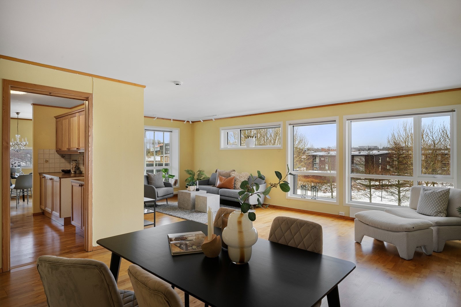 God stue som er lett å møblere i flere soner. Store vindusflater som slipper inn godt med lys. Galleribilde