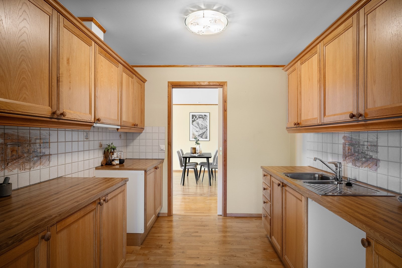 Romslig kjøkkeninnredning i eik med god skap- og benkeplass. Galleribilde