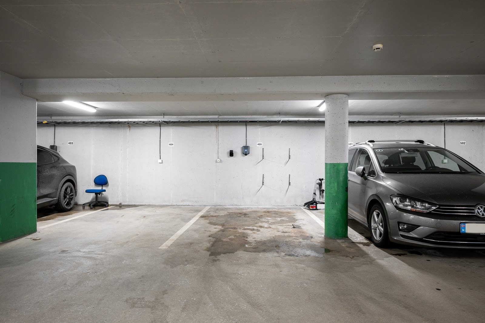 Parkeringsplass i garasjeanlegg - elbillader medfølger Galleribilde