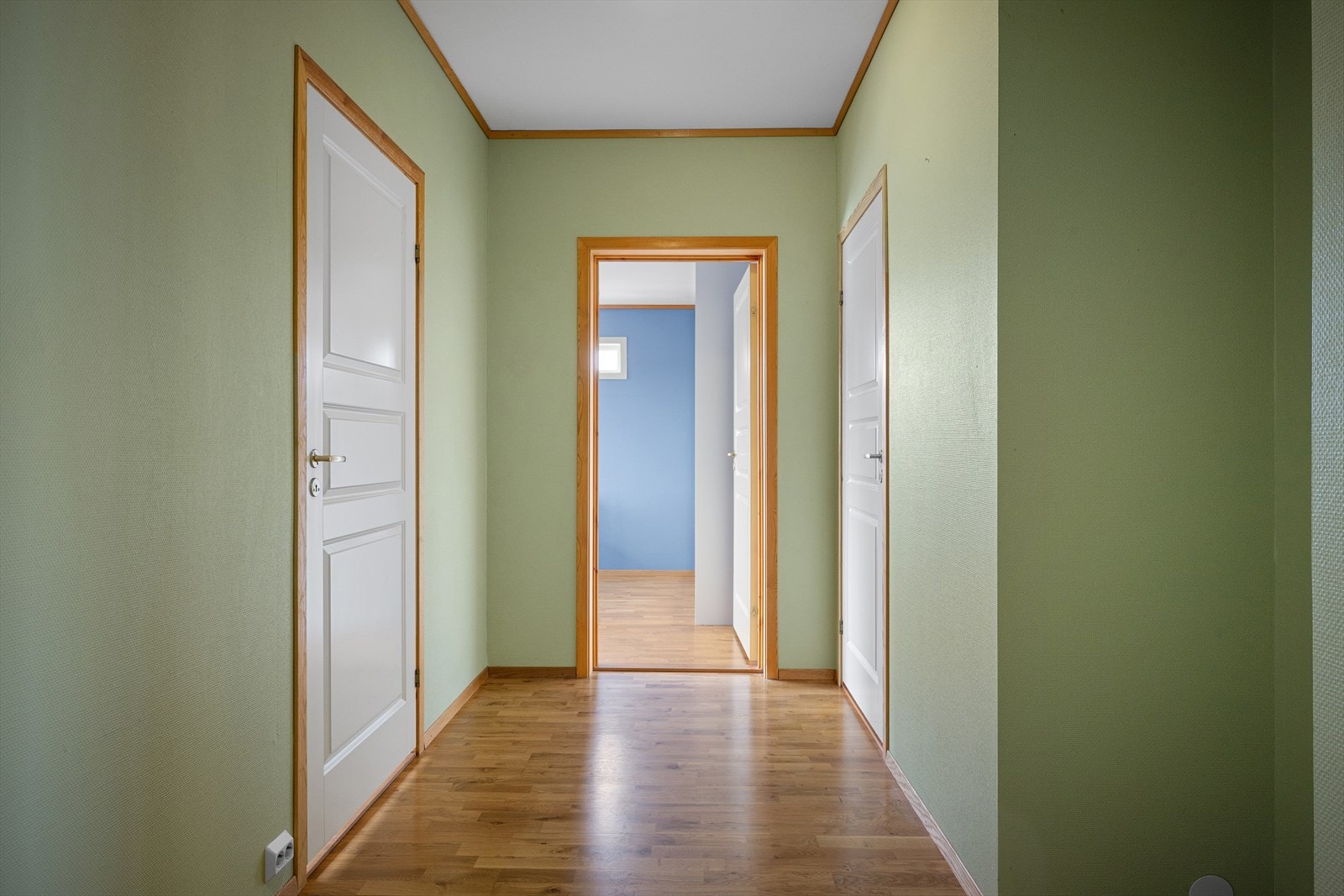 Gang med god plass til å henge fra seg klær og sko Galleribilde