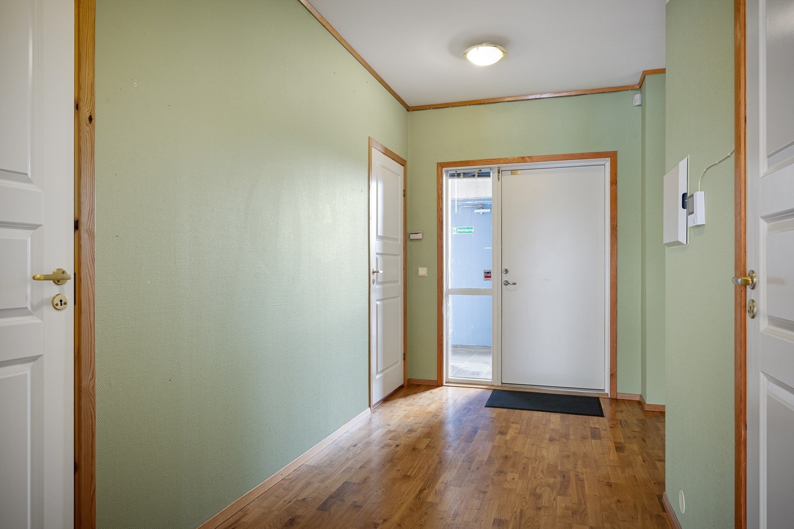 Gang med god plass til å henge fra seg klær og sko Galleribilde