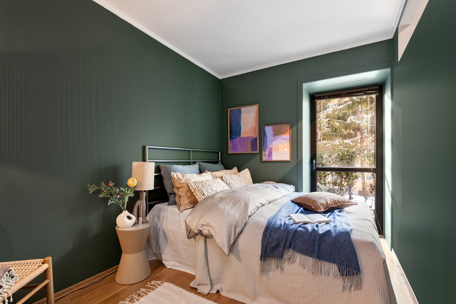 Soverommet er holdt i moderne farge som står i stil med resten av leiligheten. Galleribilde