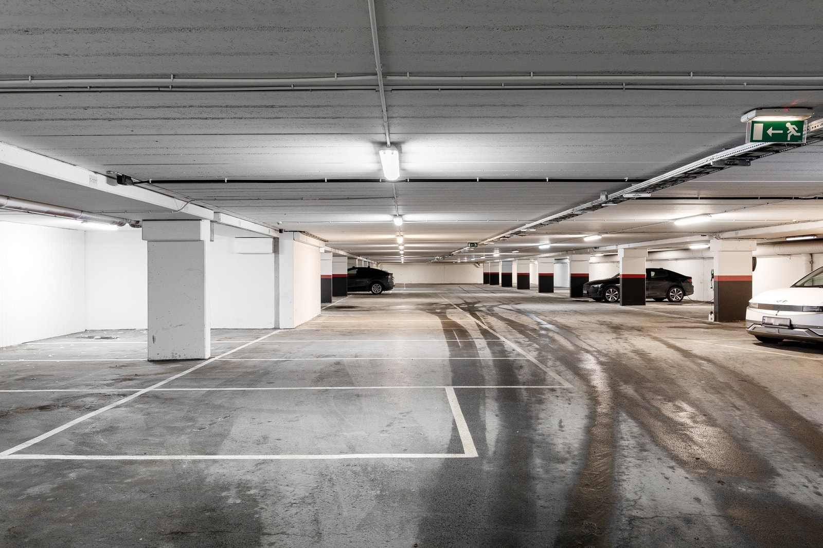 Det finnes gode muligheter for kjøp eller leie av garasjeplass i lukket anlegg. Galleribilde