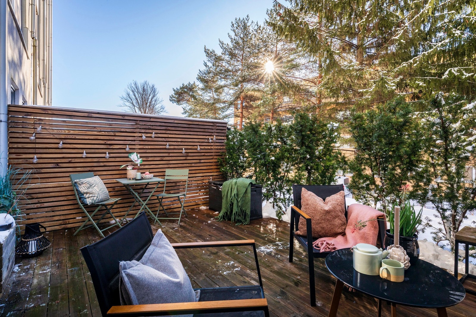 Utgang til en herlig markterrasse på 18 m², skjermet innsyn og som fungerer som en naturlig forlengelse av stuen på sommerhalvåret. Galleribilde