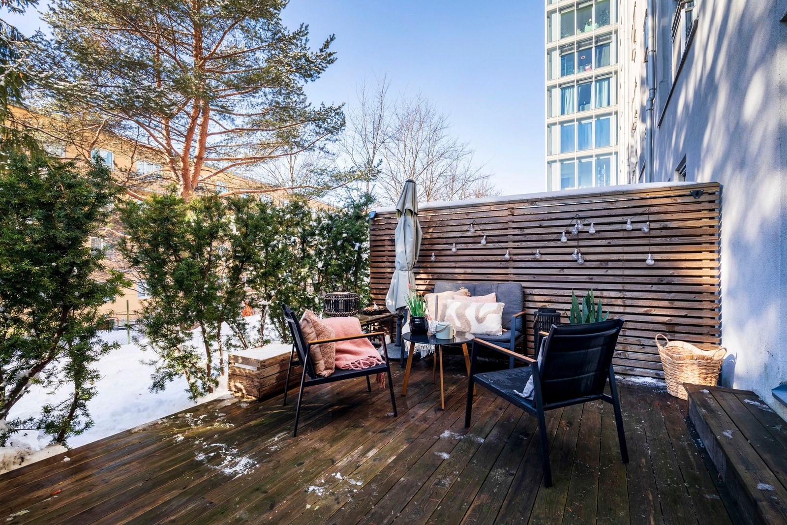 Terrassen er på 18 m², med god plass til utemøblement og grill. Galleribilde