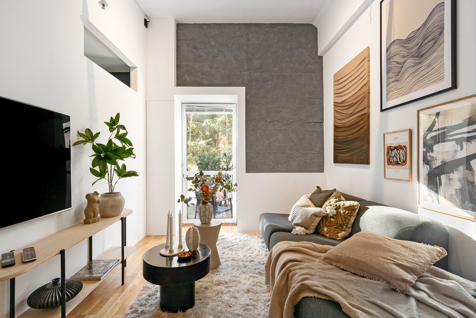 Stuen fremstår lys, luftig og tidsmessig utført. Galleribilde