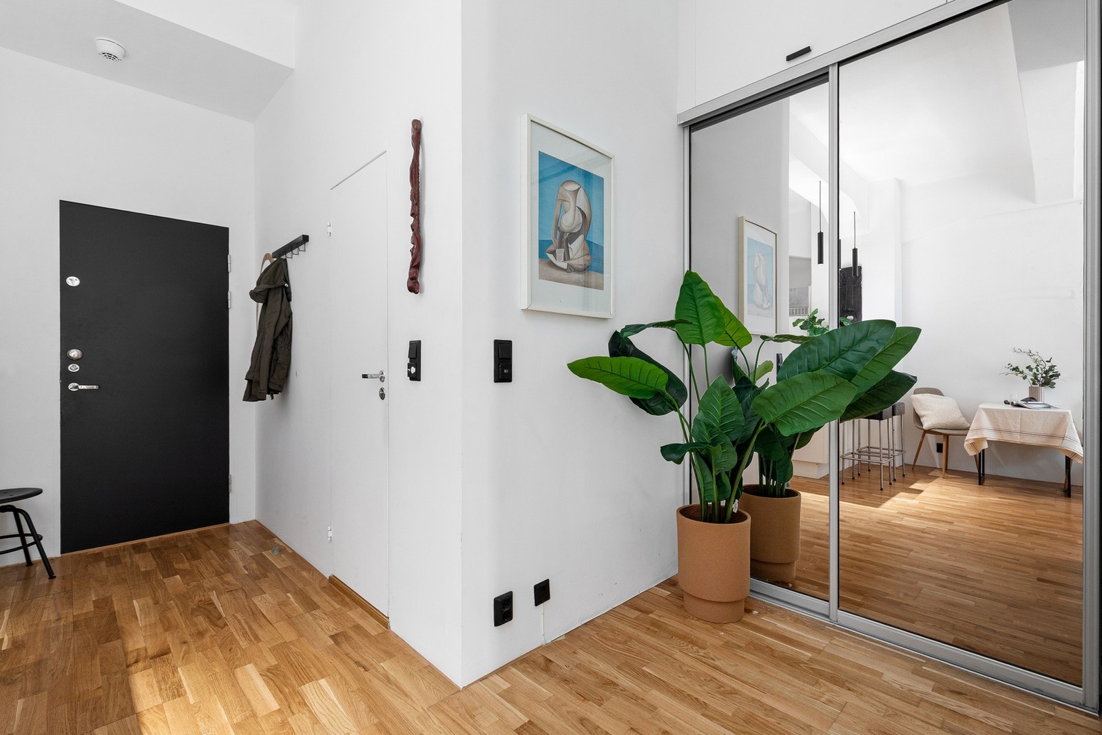 Lys og innbydende entré med plass til oppbevaring av sko og yttertøy. Galleribilde