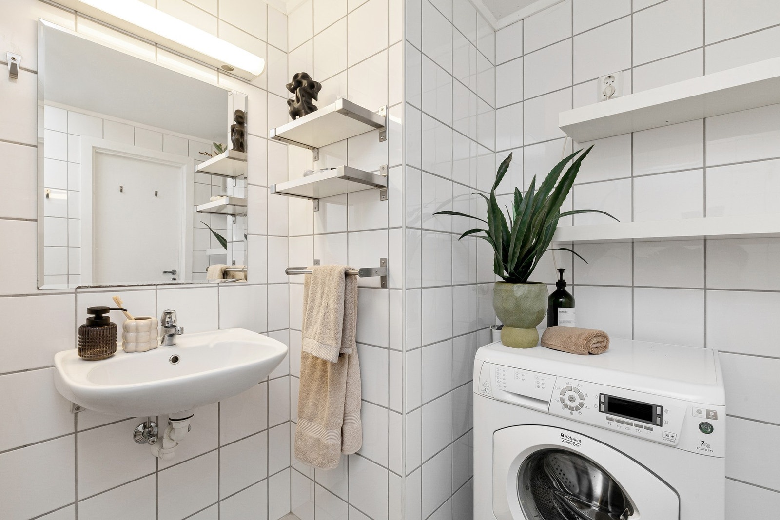 Det er opplegg for vaskemaskin på badet. Galleribilde