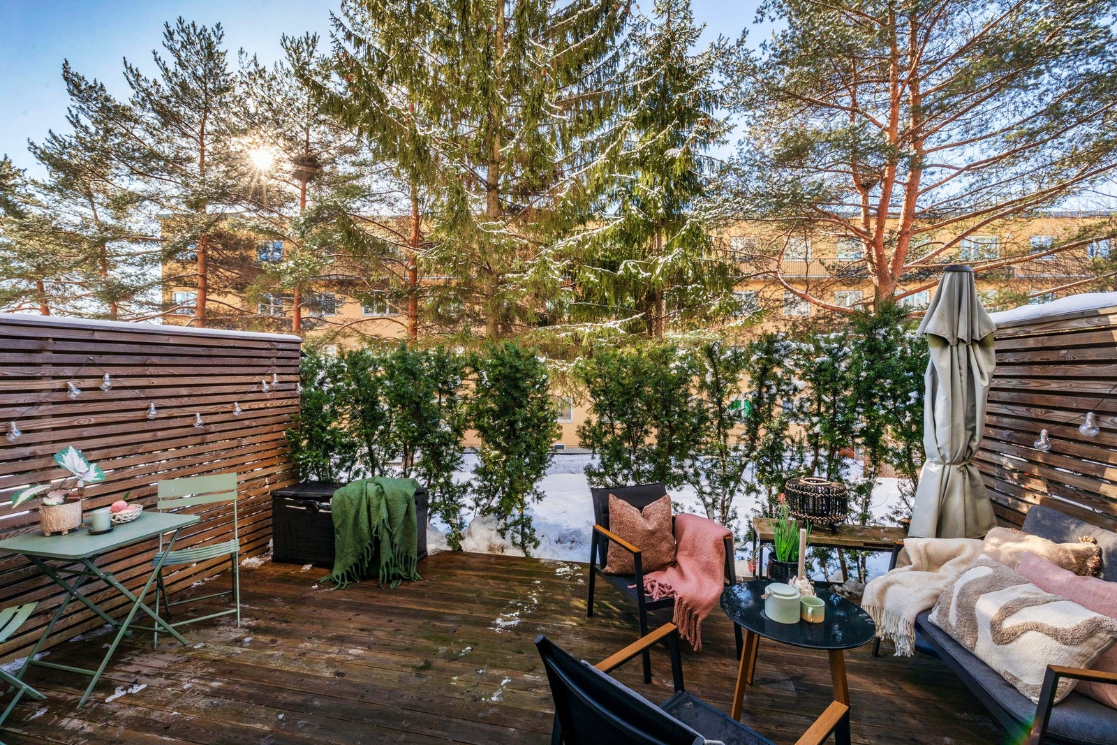 Lite innsyn da markterrassen er omkranset av hekk - veldig hyggelig. Galleribilde