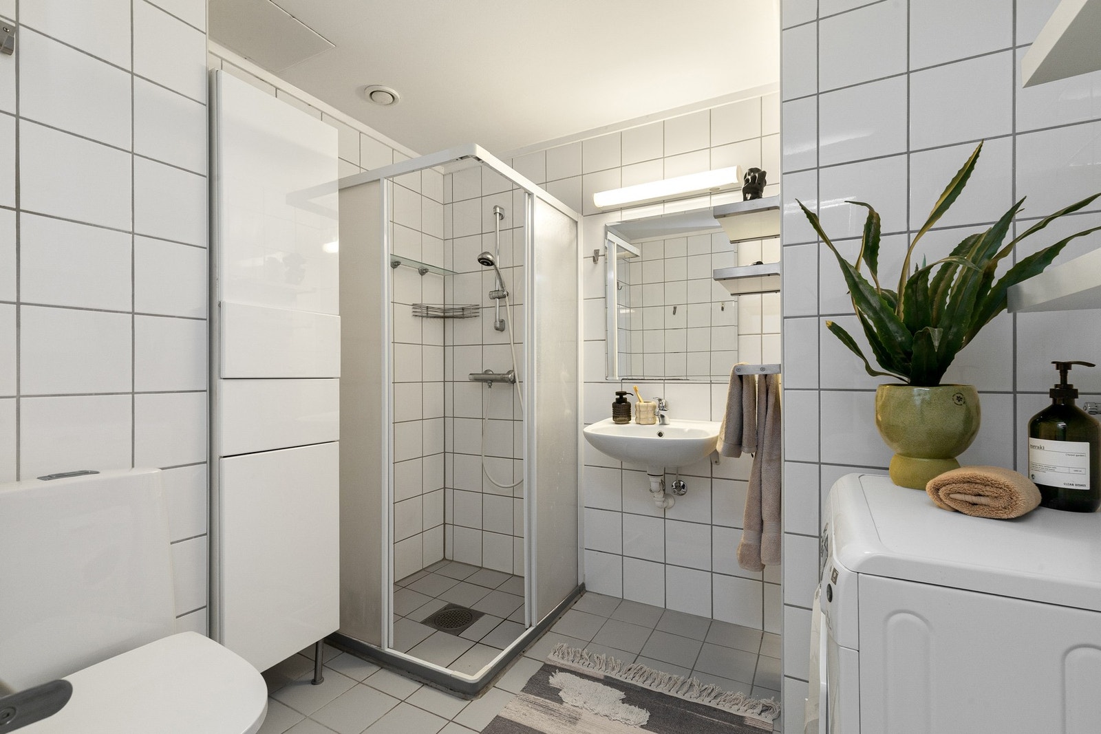 Pent bad, flislagt i tidløs stil med varmekabler i gulve Galleribilde