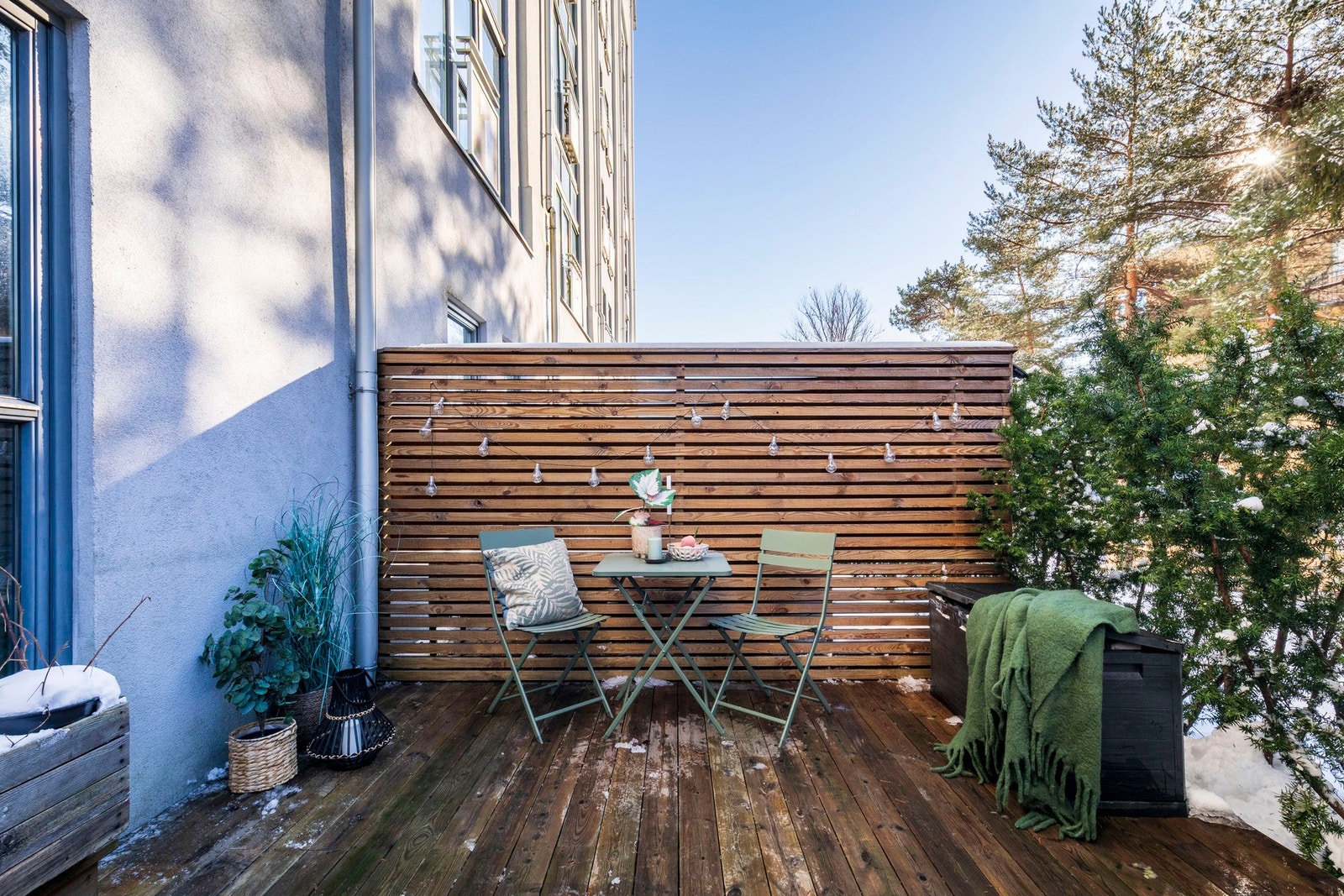 På vår- og sommerhalvåret blir terrassen en naturlig forlengelse av stuen. Galleribilde