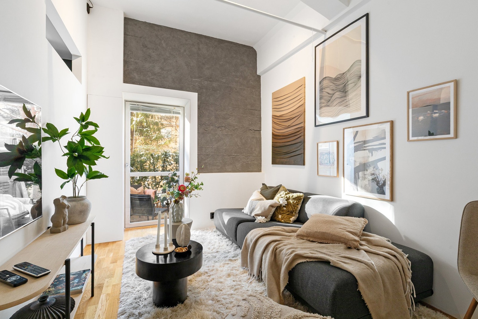 Stuen fremstår lys, luftig og tidsmessig utført. Galleribilde