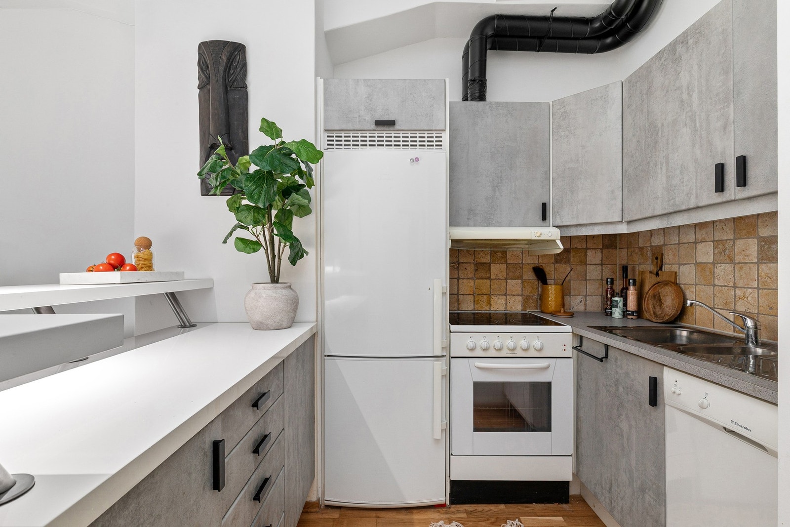 Praktisk kjøkkeninnredning med god benke- og lagringsplass. Galleribilde