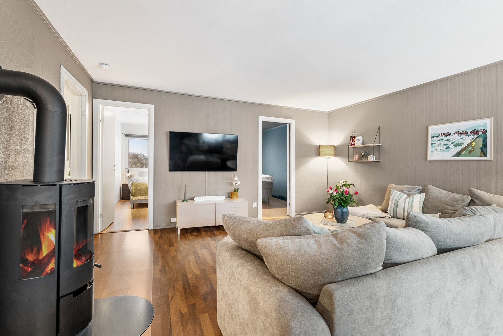 Det er vedfyring som gir god varme og kos på kalde dager. Galleribilde