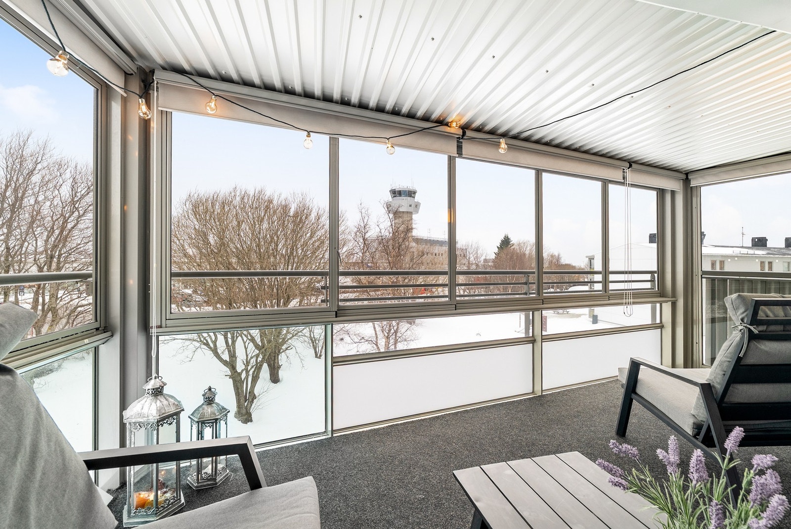 Stor og praktisk innglasset balkong på hele 14 m². Galleribilde