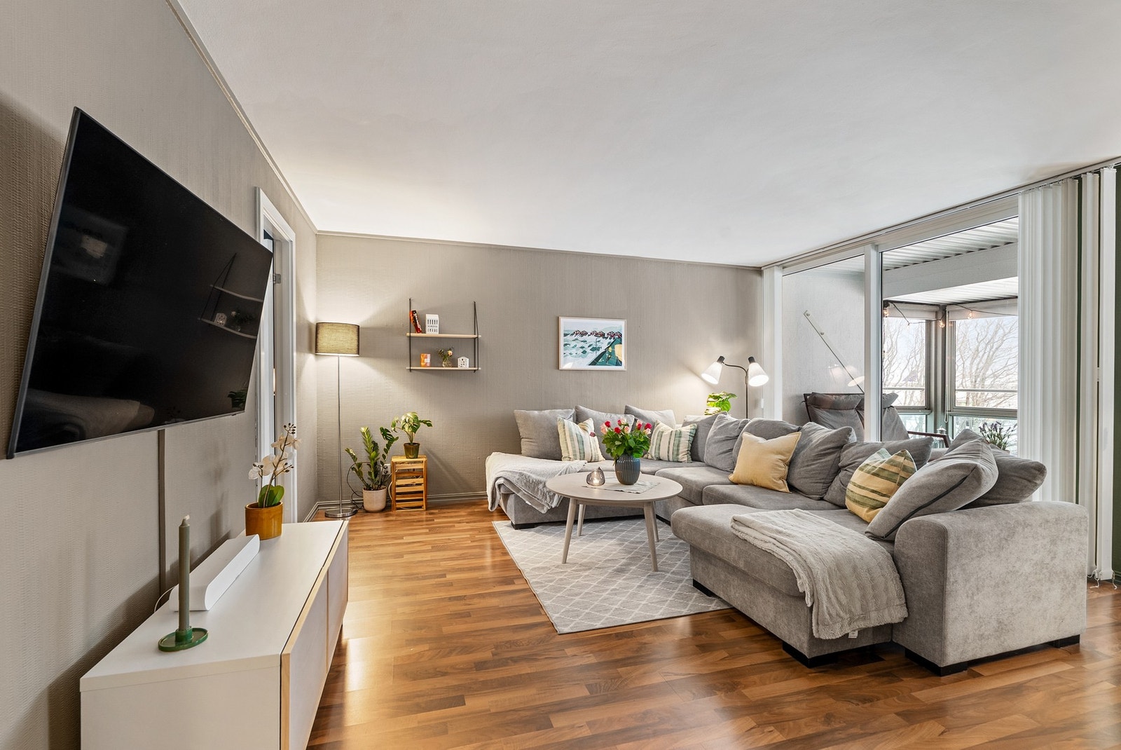 Romslig stue med god plass til sofagruppe og tilhørende møblement. Galleribilde