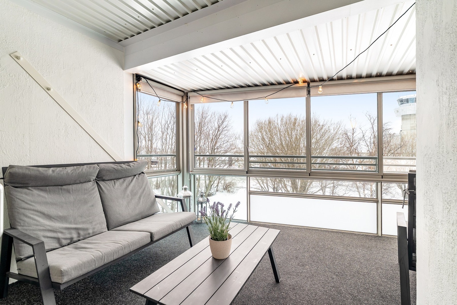 Utgang til innglasset balkong fra stuen. Galleribilde