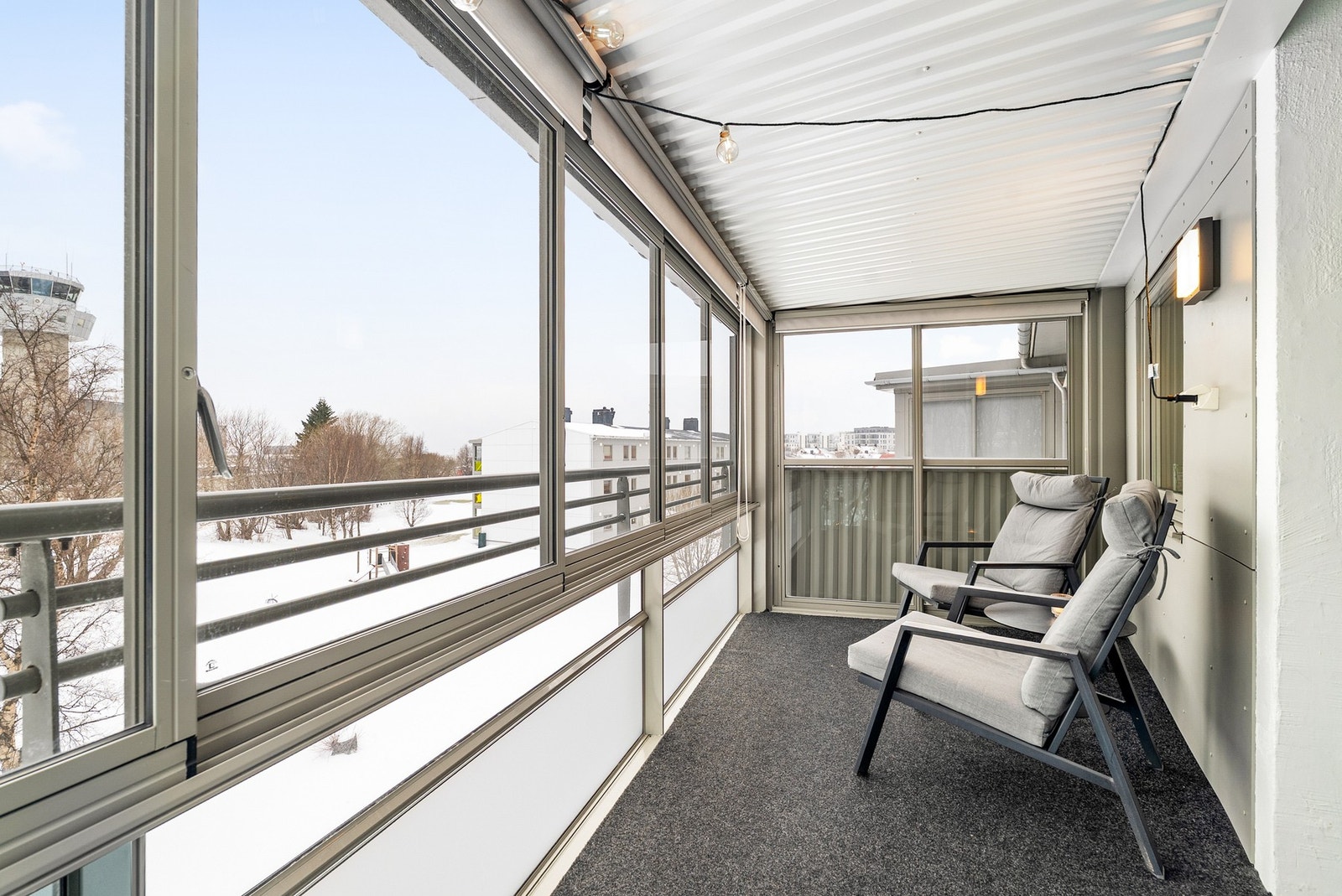 Den innglassede balkongen har åpningsbare glassfelt slik at man kan nyte finværsdager. Galleribilde