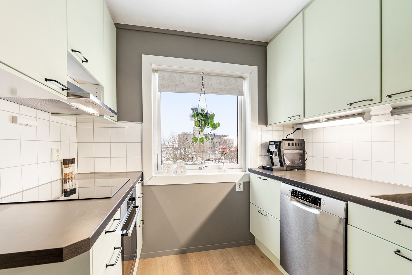 Kjøkkenet ligger adskilt i eget rom med god skap- og benkeplass. Galleribilde