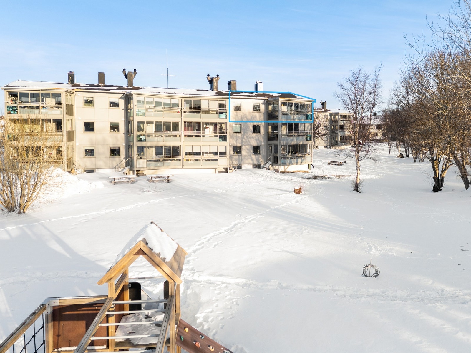 Meget attraktivt område med gangavstand til de fleste fasiliteter. Leiligheten er vendt ut mot stort grøntareal. Galleribilde
