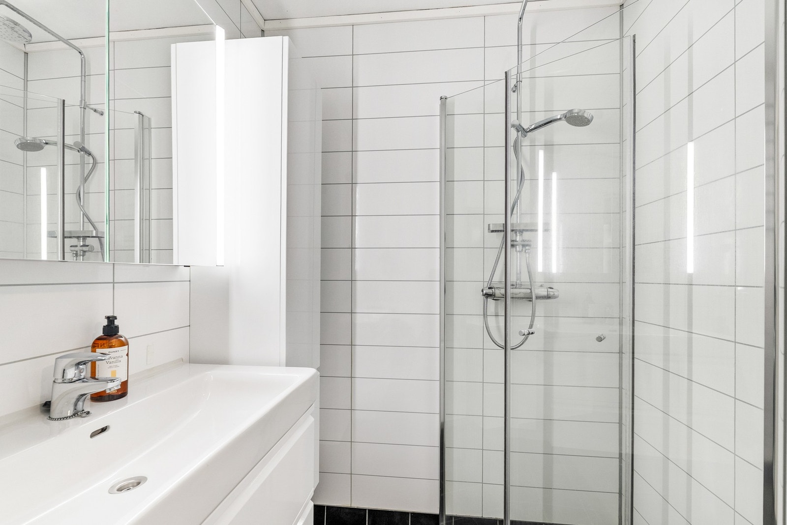 Rommet har moderne innreddning, dusjhjørne og opplegg for vaskemaskin. Galleribilde