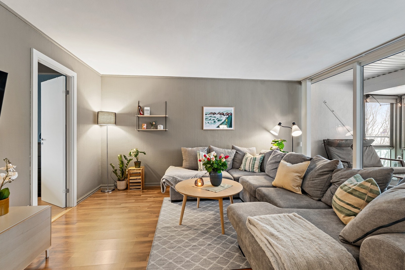 Leiligheten er gjennomgående malt i moderne fargevalg. Galleribilde