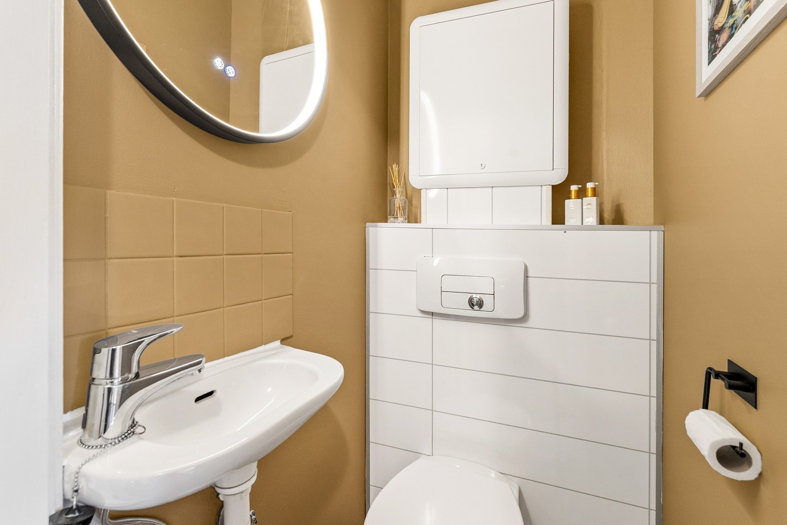 Toalettrom med vegghengt toalett og servant. Galleribilde