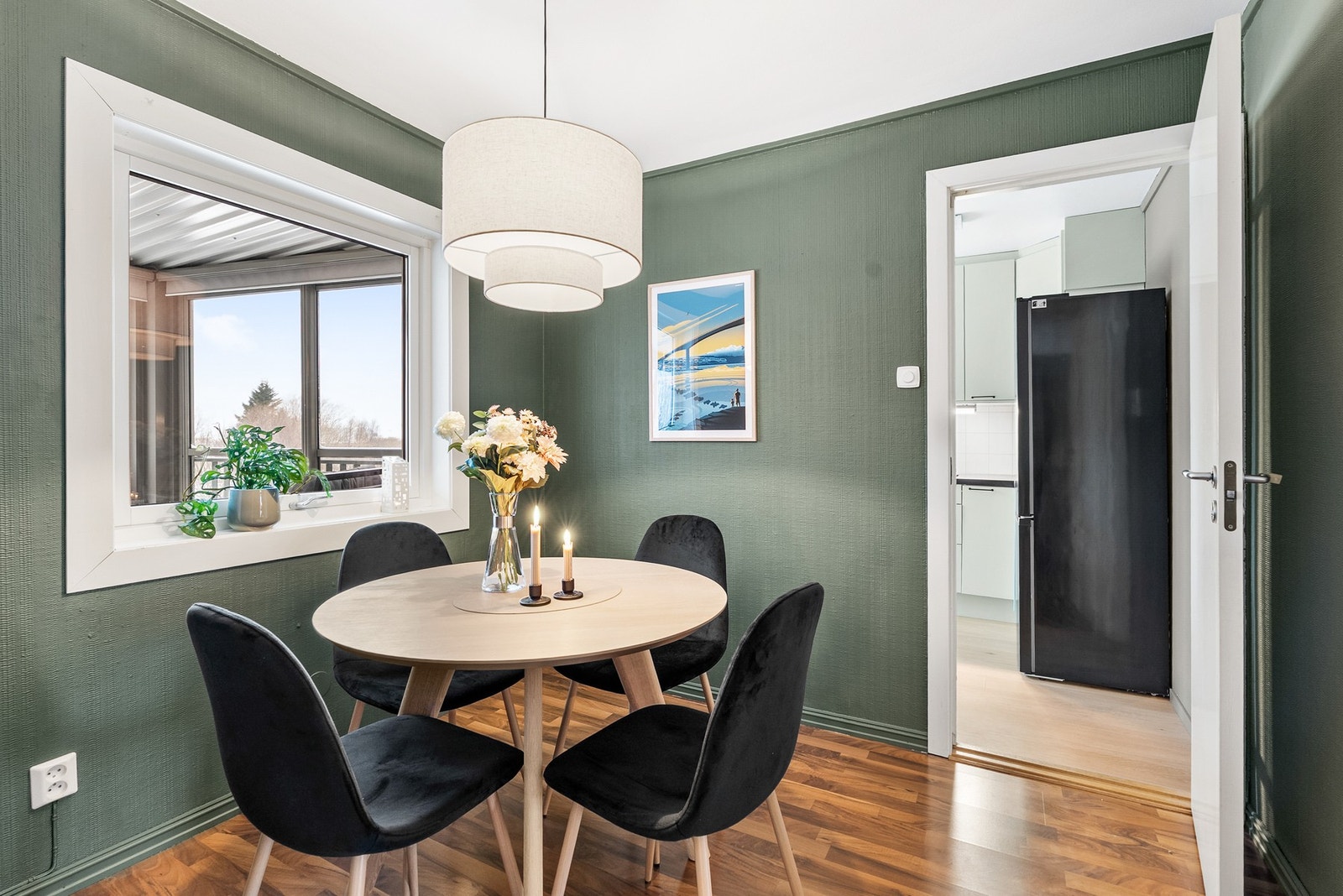 Videre inngang til kjøkkenet fra spisestuen. Galleribilde