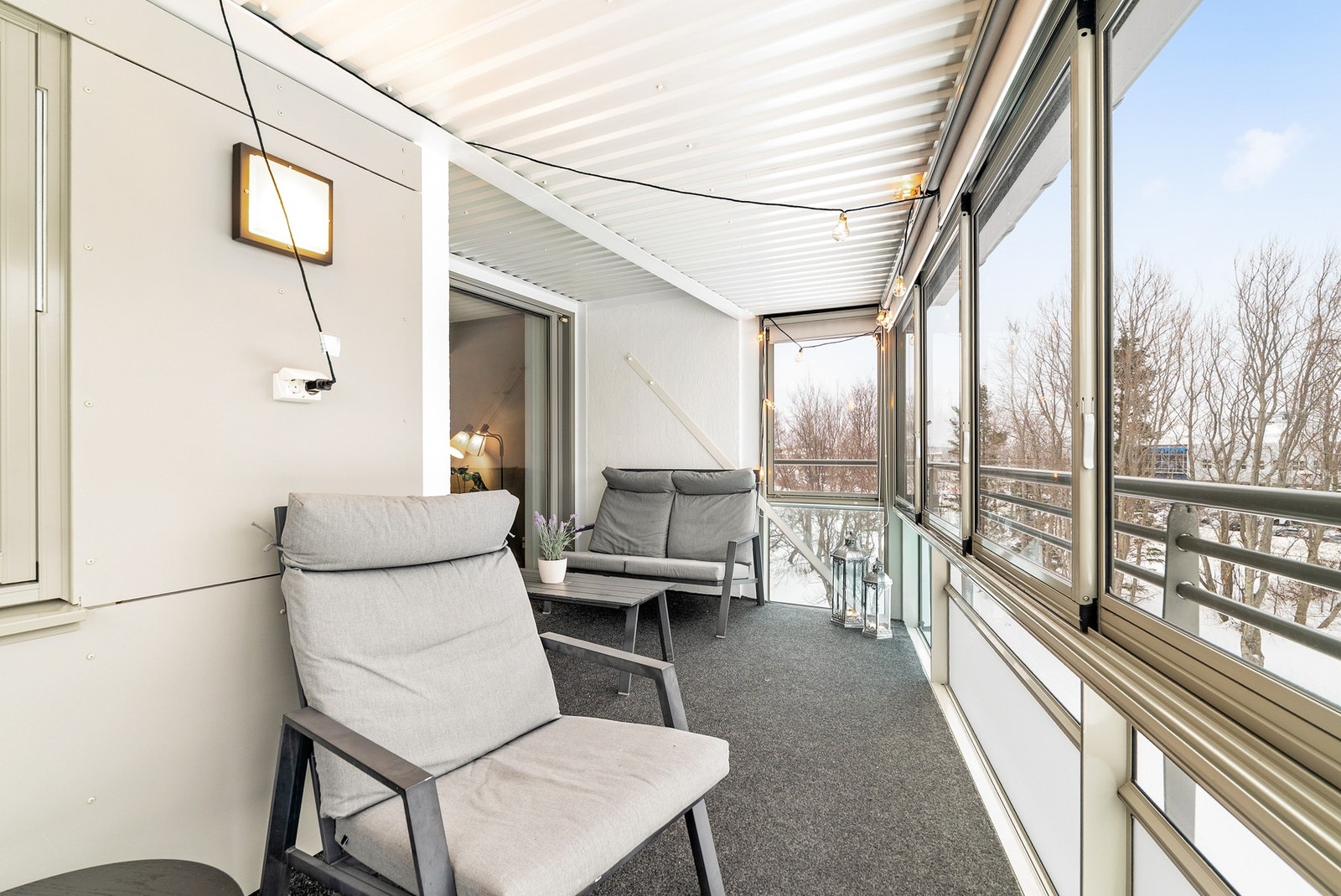 Det er god plass til sittegruppe på balkongen. Galleribilde