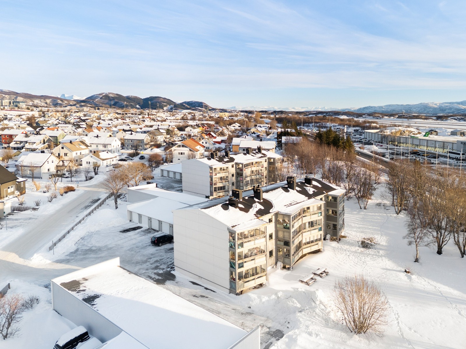 Veldrevet borettslag med god vedlikeholdshistorikk hvor bl.a fasader, tak, vinduer, balkonger, drenering, isolering er oppgradert i nyere tid. Galleribilde