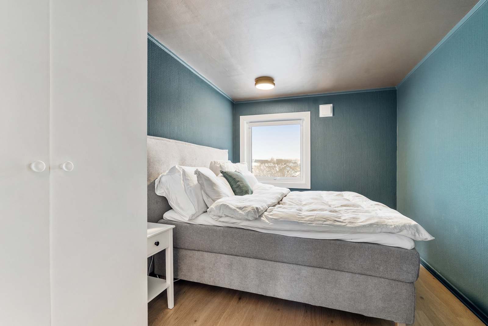 Soverom med god plass til dobbeltseng og garderobeskap. Galleribilde