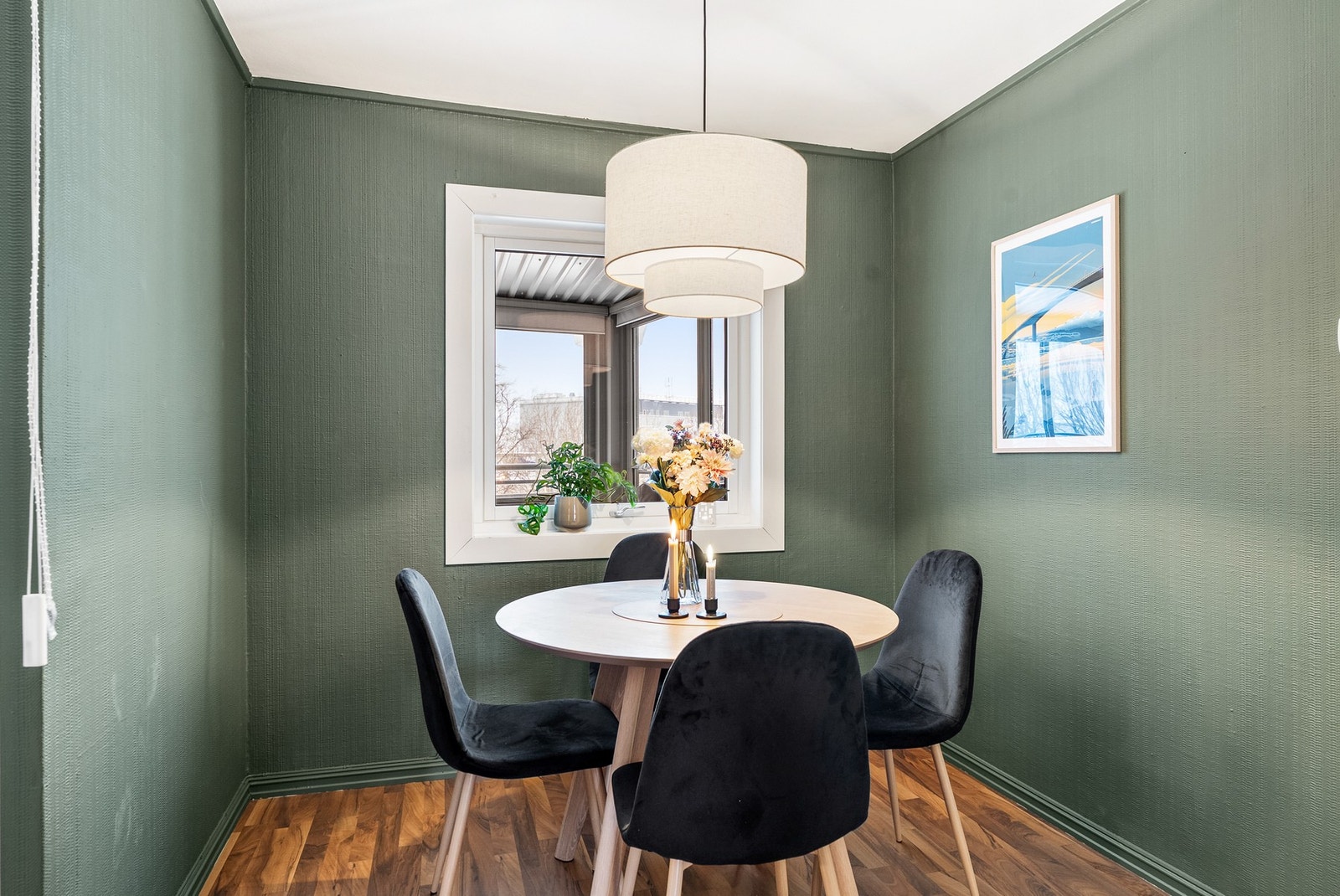 Spisestuen ligger adskilt med god plass til spisegruppe. Galleribilde