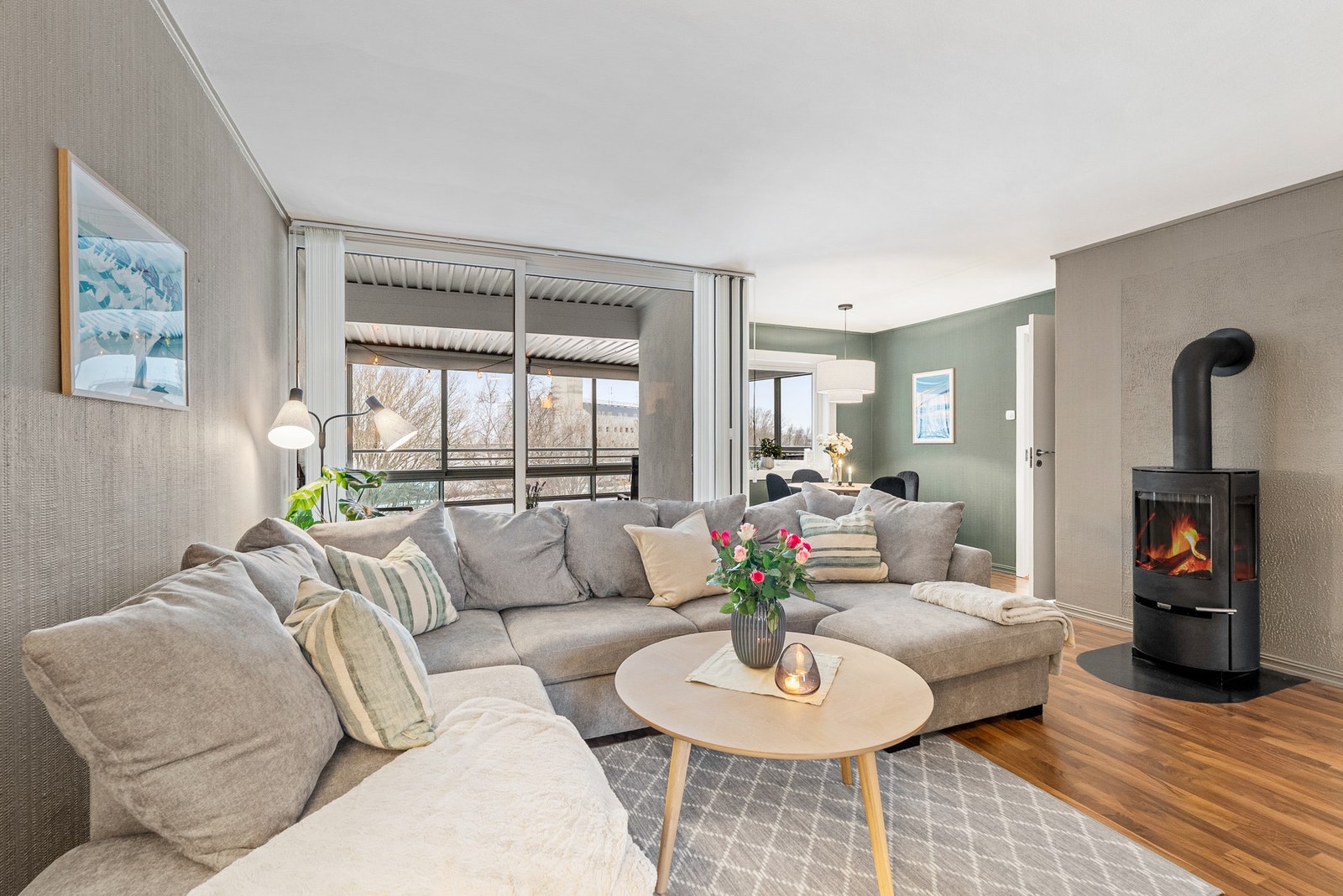 Store vindu som slipper inn godt med naturlig lys i rommet. Galleribilde