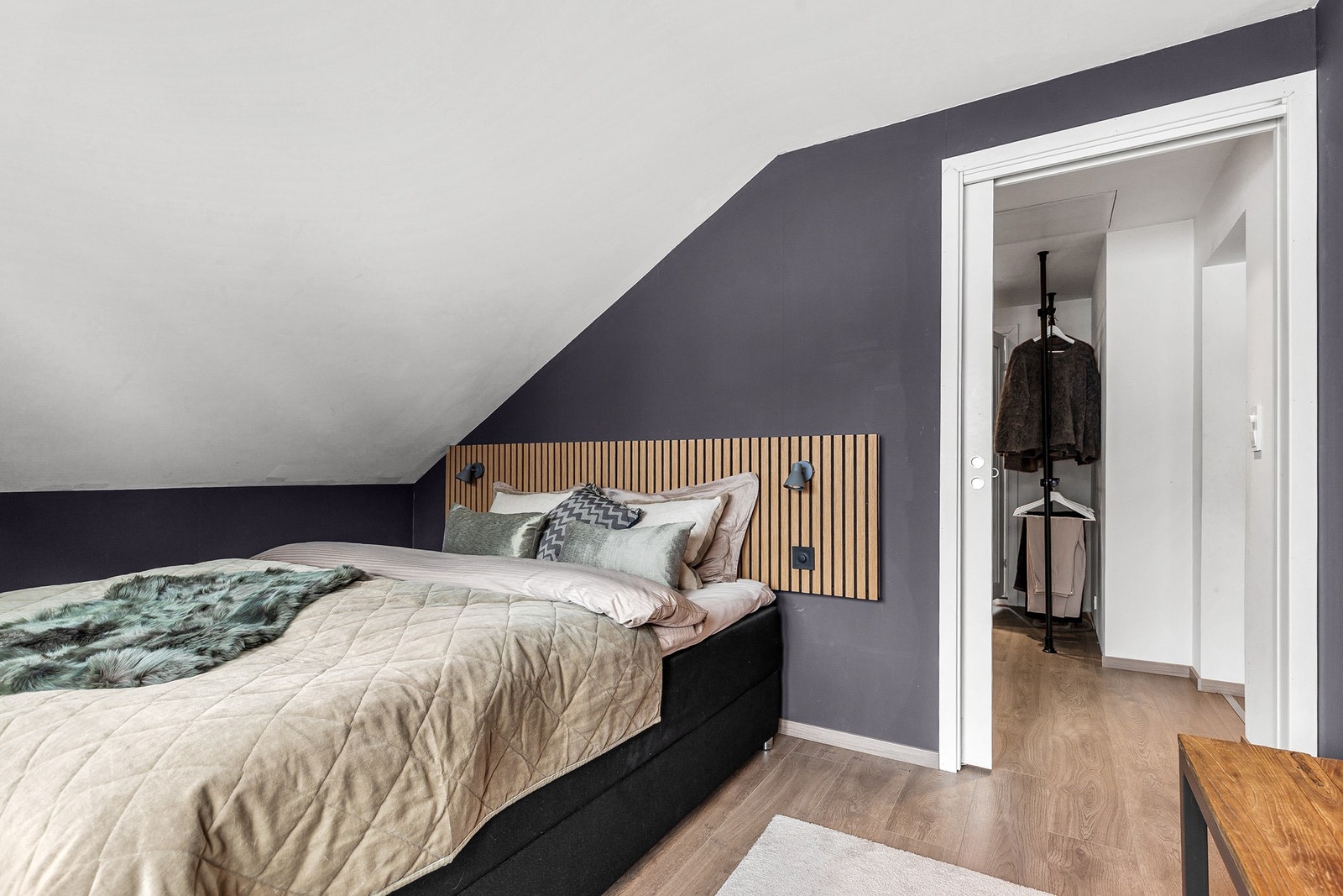 Hoveddelen har totalt tre soverom, alle beliggende i 2. etasje Galleribilde