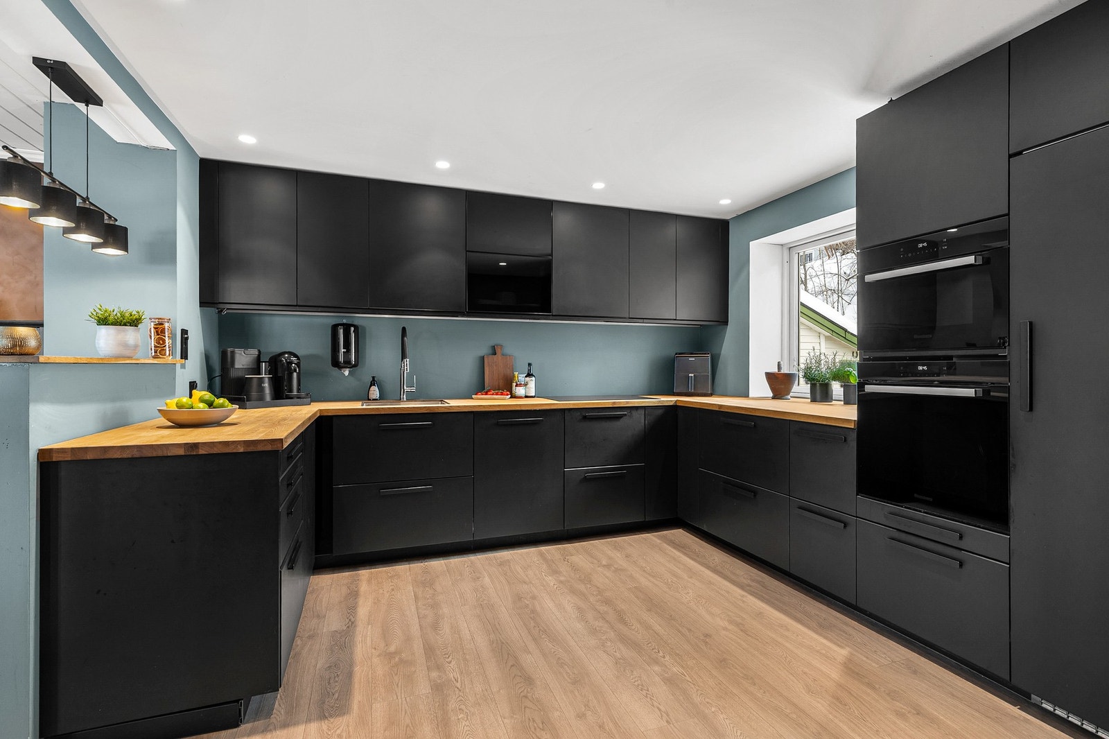 Det er også montert komfyrvakt og kjøkkenventilator med avtrekk ut Galleribilde