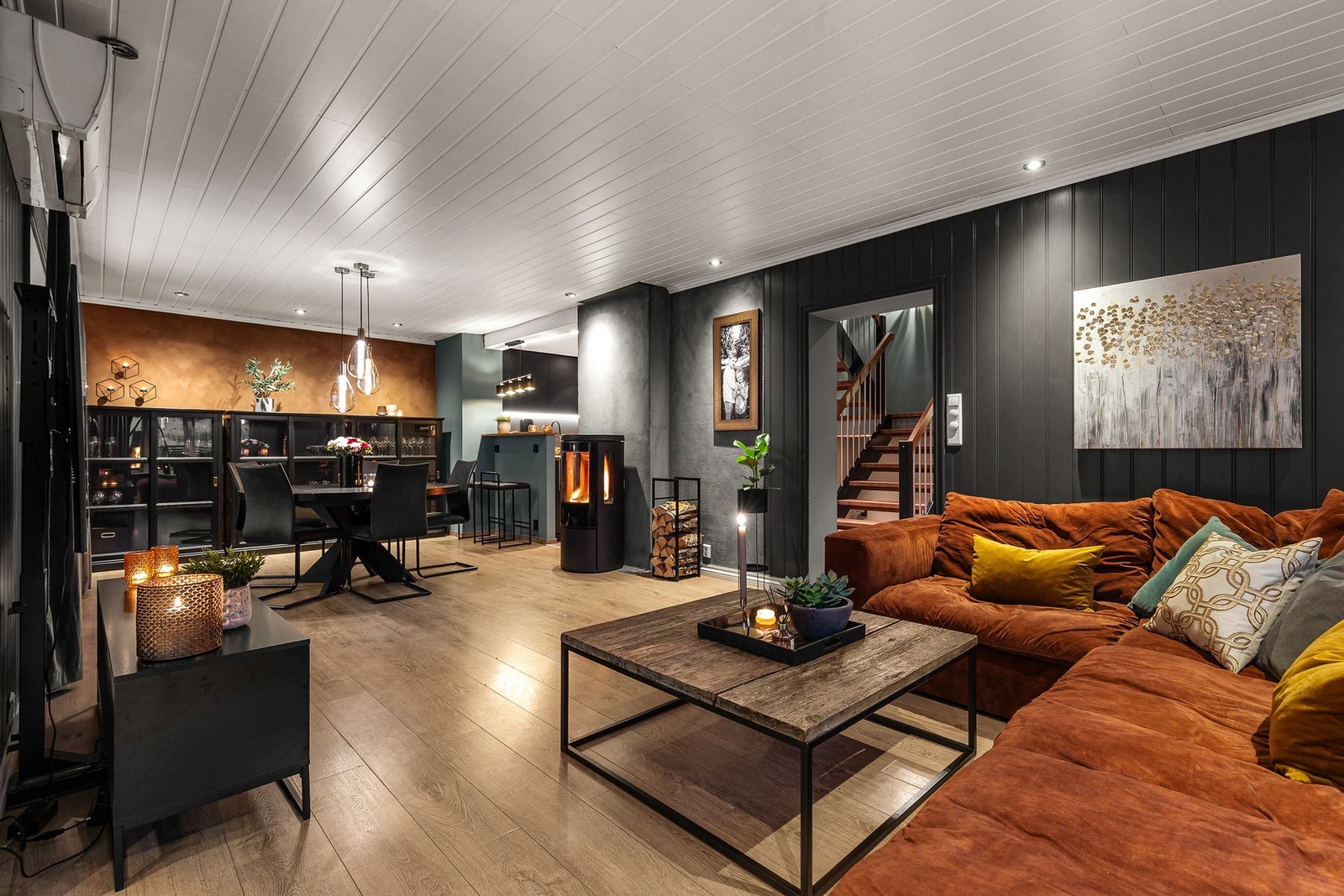 Innbydende stue med 1-stavs laminatgulv, mdf panel på vegger og downlights i himling Galleribilde