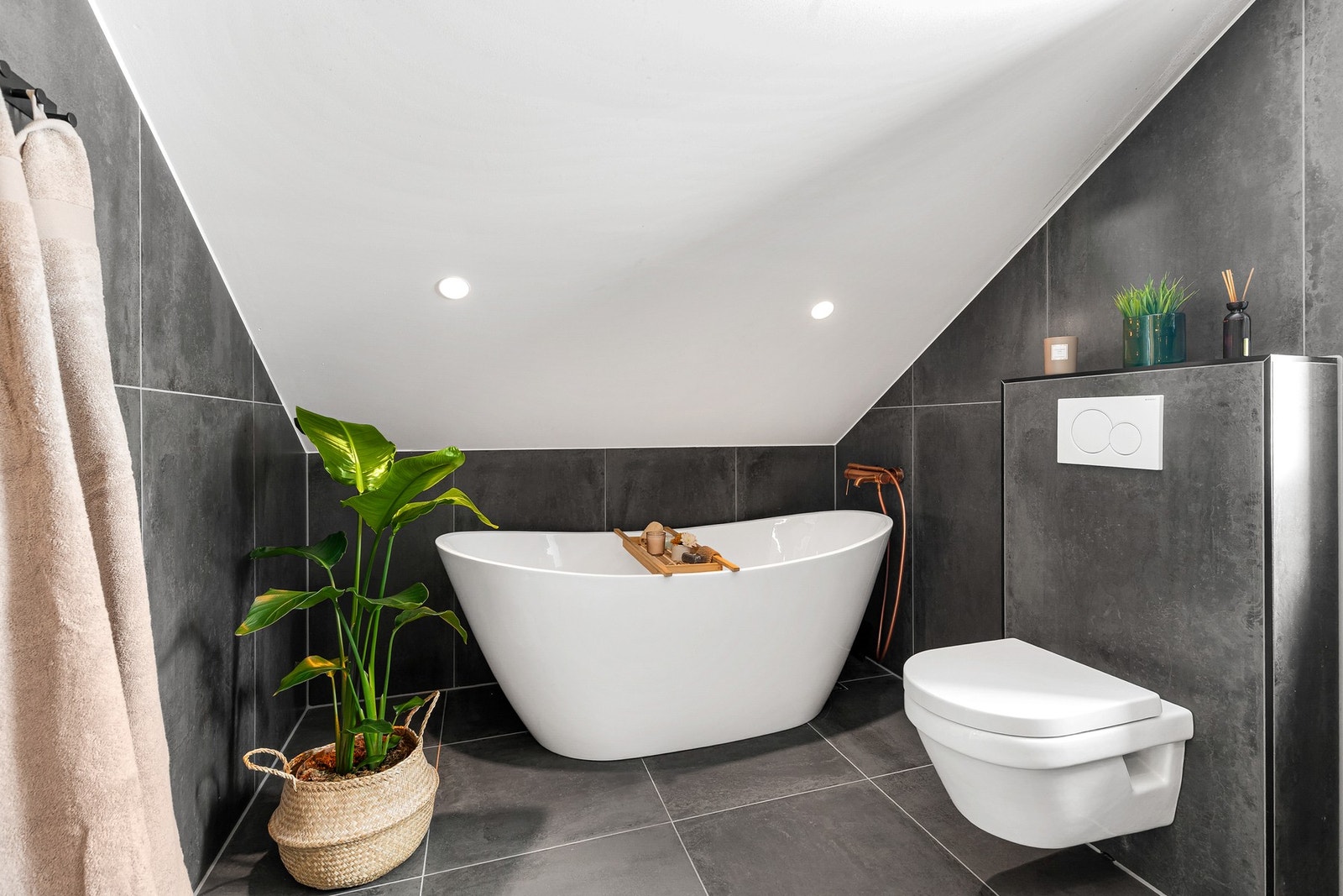 Rommet er bl.a. innredet med vegghengt toalett og badekar Galleribilde