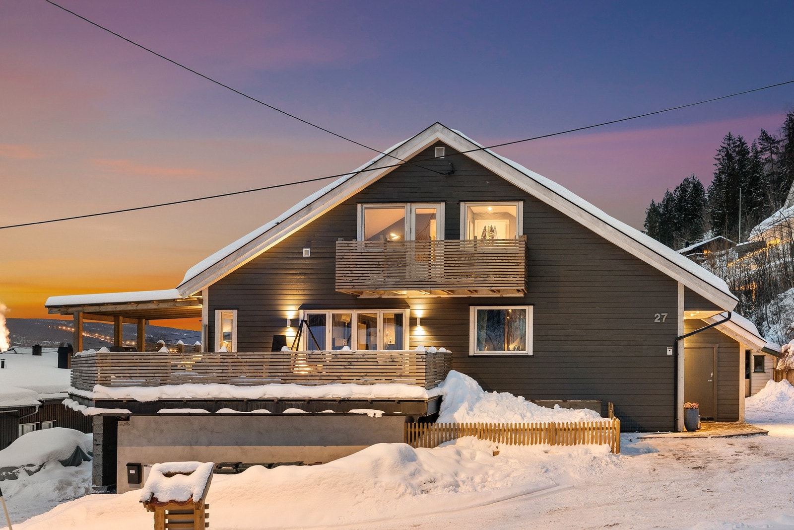 Eiendommen har flere fine uteplasser som byr på gode solforhold og hyggelig utsikt over nærområdet Galleribilde