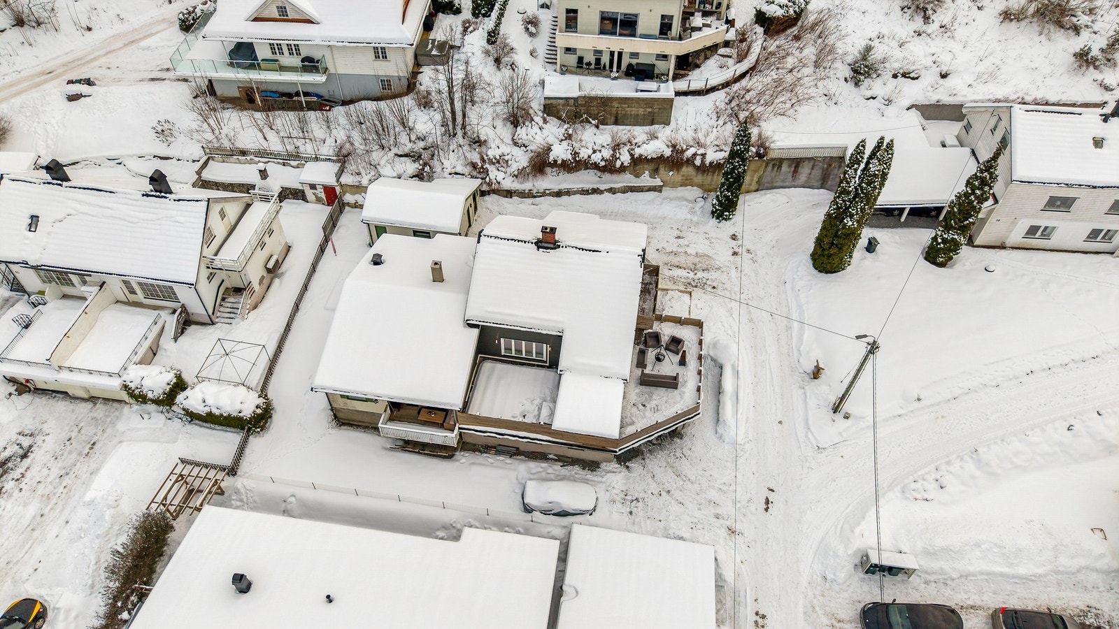 Tomten er opparbeidet med gressplen og beplantninger Galleribilde