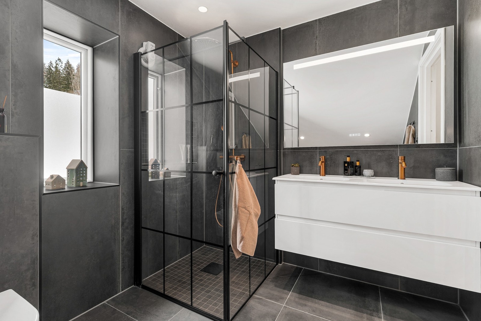 Rommet har også stor servantinnredning og vegghengt speil Galleribilde