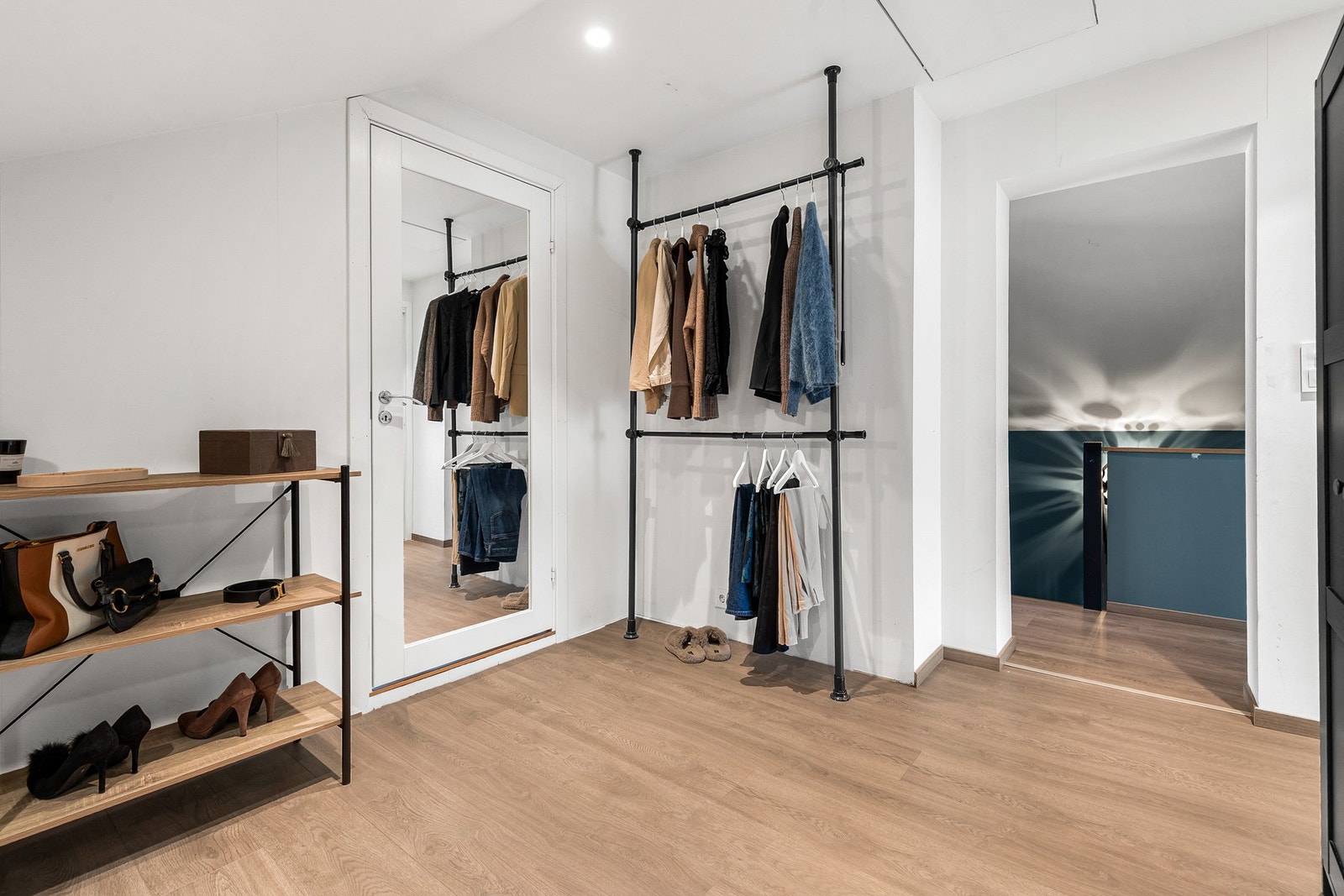 Dette rommet har også 1-stavs laminatgulv, slette flater og downlights i himling Galleribilde