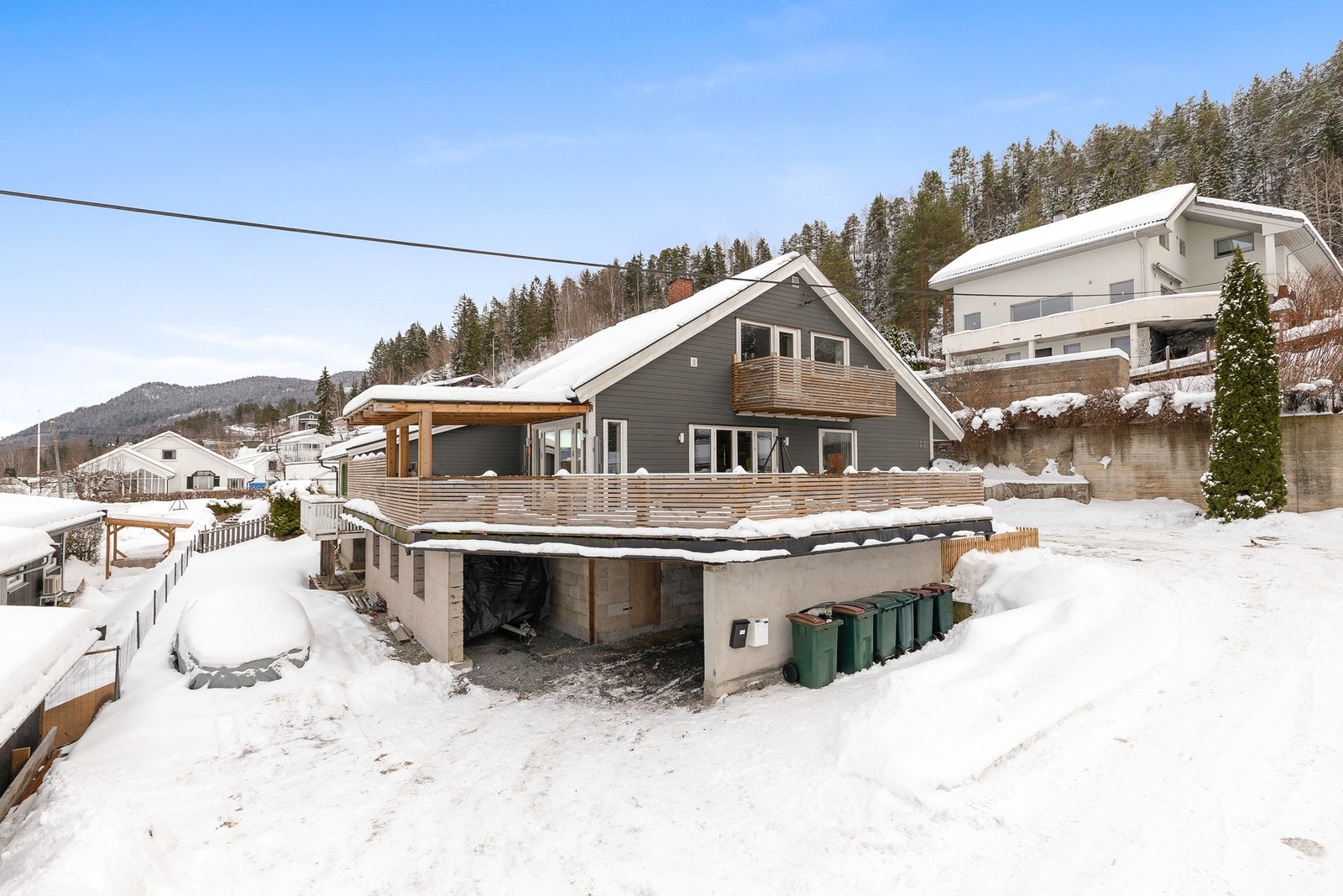 Dette er en innholdsrik enebolig over tre plan med utleieleilighet og garasje Galleribilde