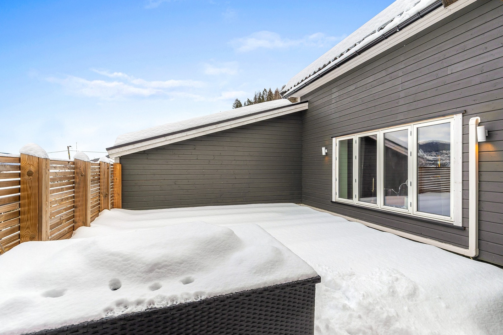 Terrassen er på hele 60 kvm og vender mot både nord og vest Galleribilde