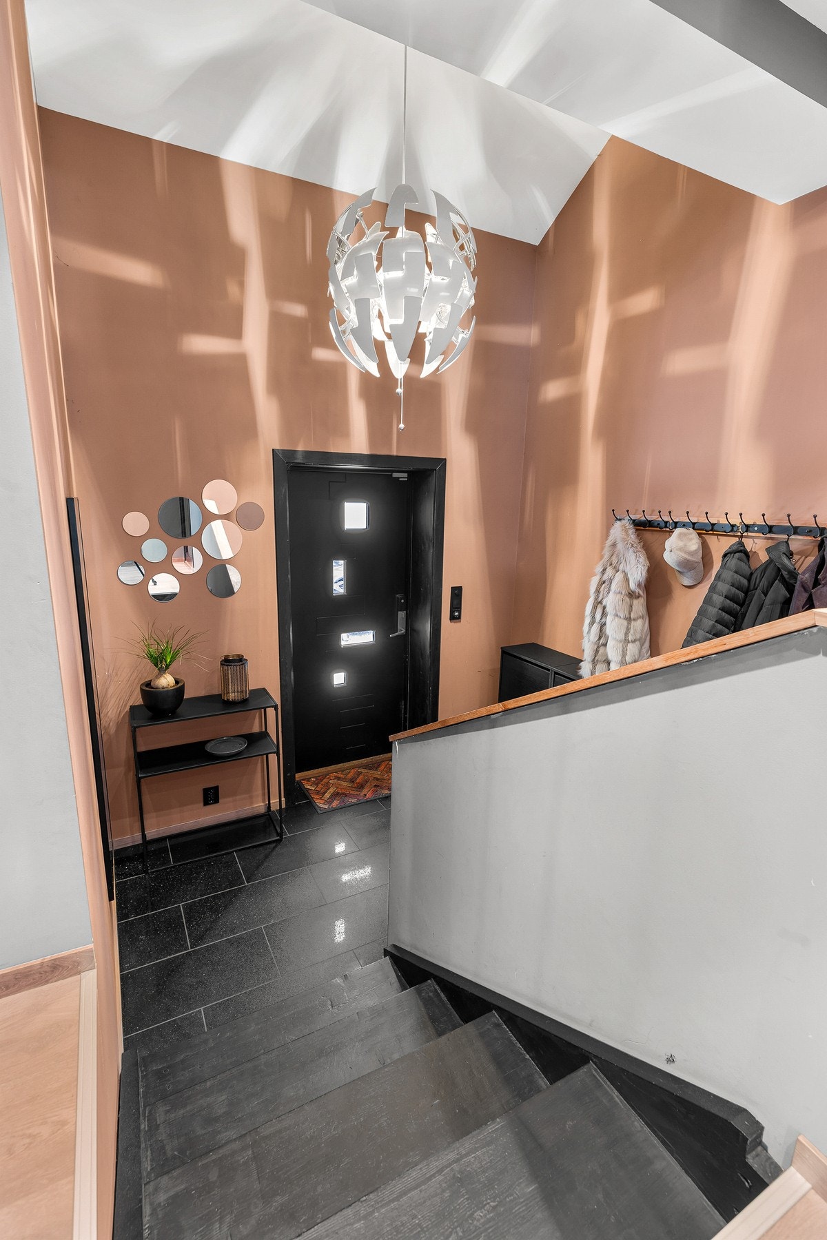Entréen har meget god takhøyde og fin plass til yttertøy og sko Galleribilde