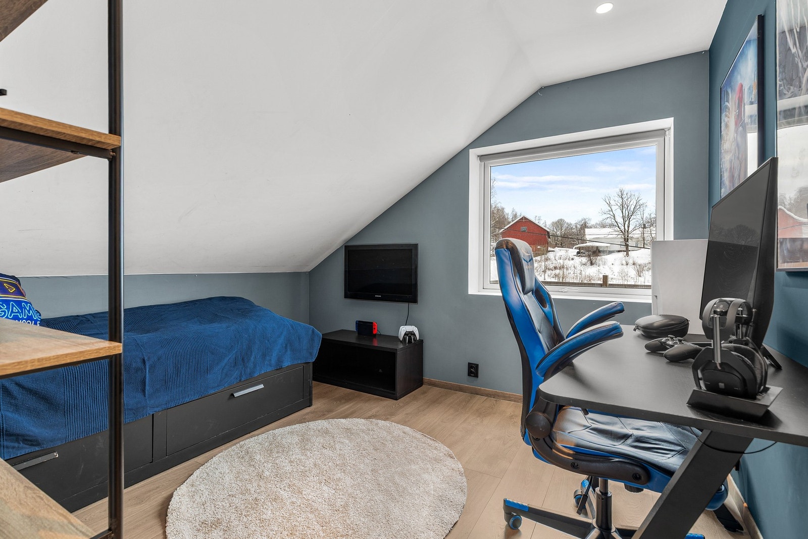 Soverommene har fin plass til seng, nattbord og øvrig møblement Galleribilde