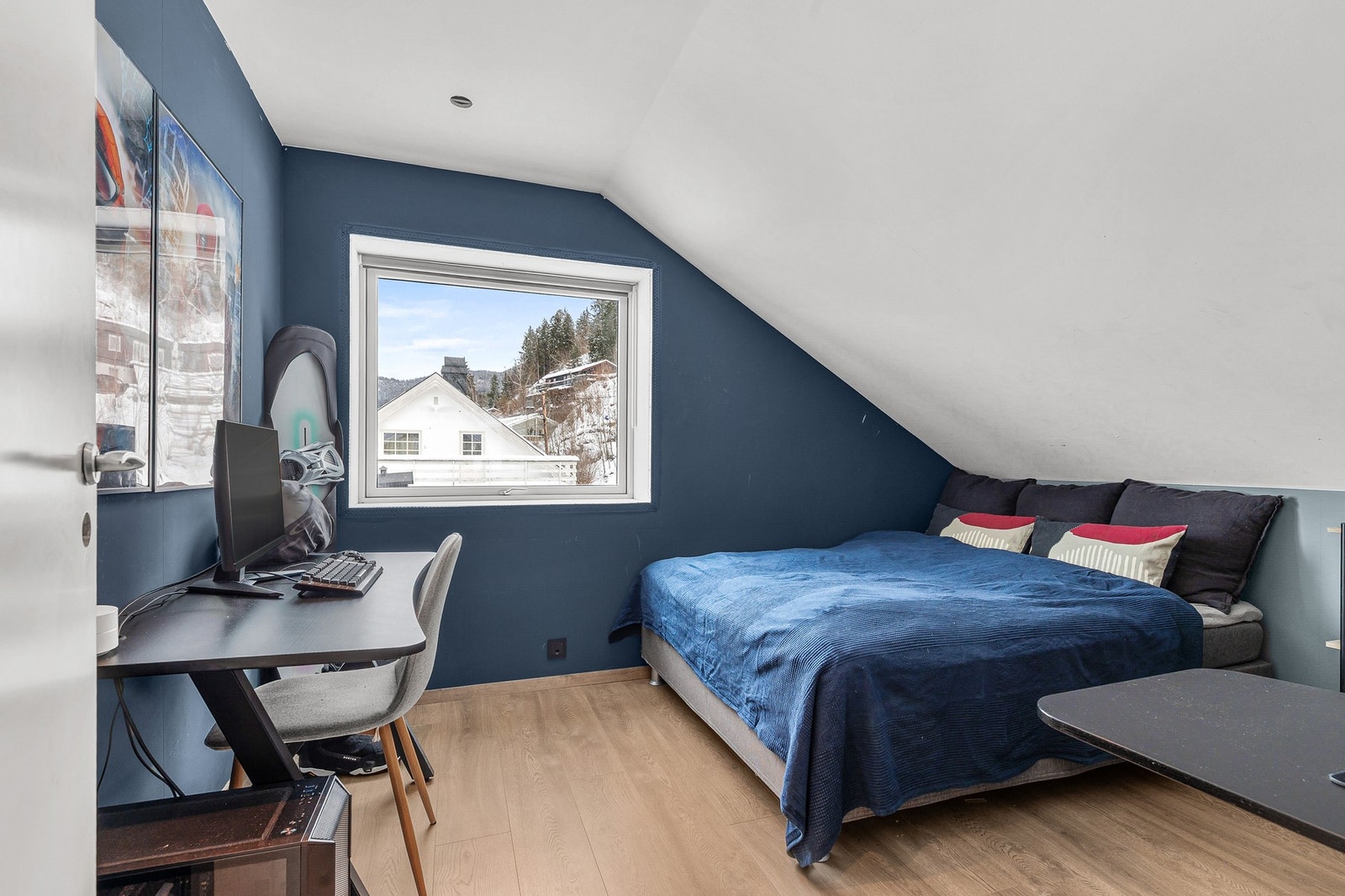 Alle soverommene har 1-stavs laminatgulv og slette vegg- og himlingsflater Galleribilde