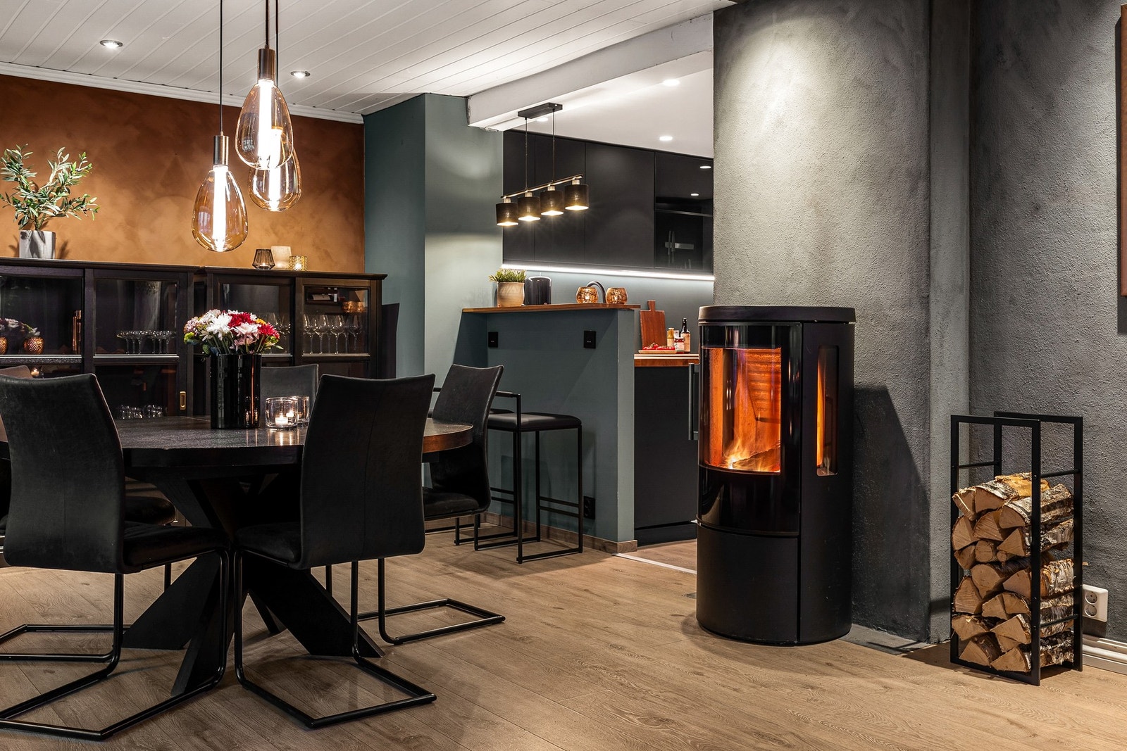 Rommet varmes effektivt opp av både peisovn og varmepumpe Galleribilde